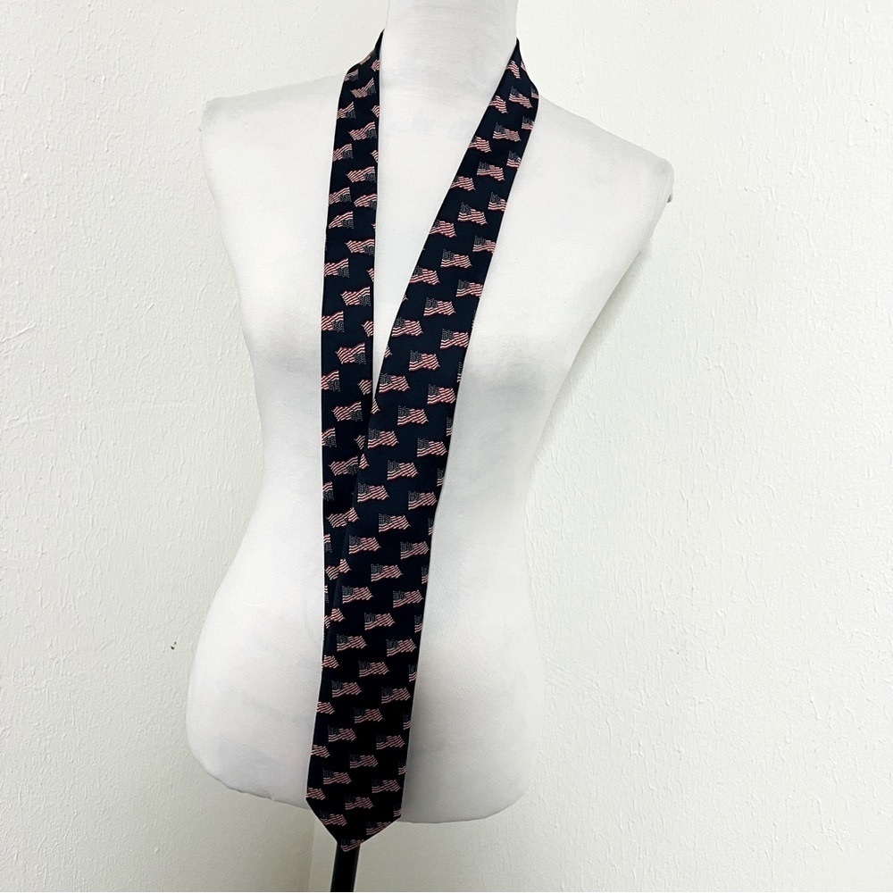 American Lifestyle Men’s Blue and Red Flag Geometric Pattern Tie Stylish Look